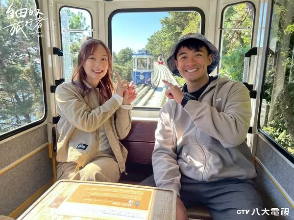 ▲融融（右）與咪蕾搭乘膠囊列車，可愛外型忍不住打卡留念。（圖／八大提供）