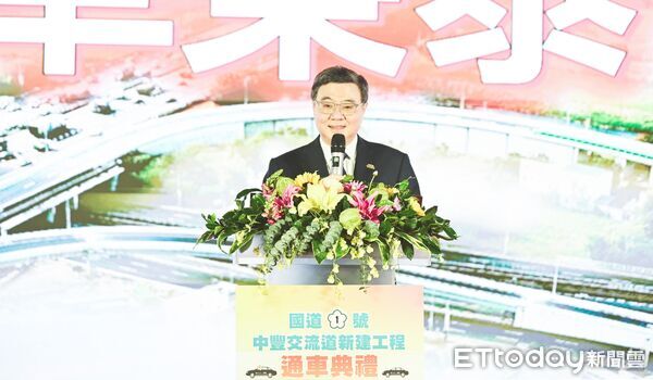 ▲國道1號中豐路交流道今天中午舉行啟用通車儀式，與會人士大合影。（圖／桃市府新聞處提供，下同）