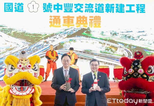 ▲國道1號中豐路交流道今天中午舉行啟用通車儀式，與會人士大合影。（圖／桃市府新聞處提供，下同）