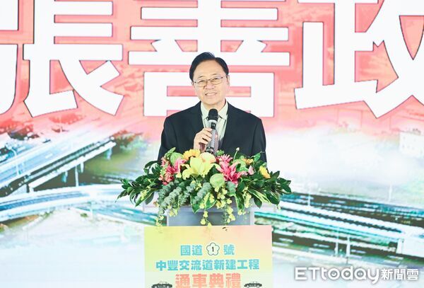 ▲國道1號中豐路交流道今天中午舉行啟用通車儀式，與會人士大合影。（圖／桃市府新聞處提供，下同）