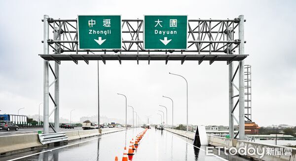 ▲國道1號中豐路交流道今天中午舉行啟用通車儀式，與會人士大合影。（圖／桃市府新聞處提供，下同）