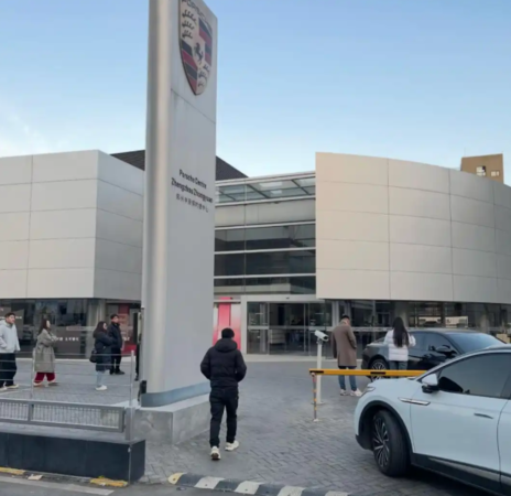 ▲河南最大保時捷中心一夜間人去樓空。（圖／翻攝自微博）