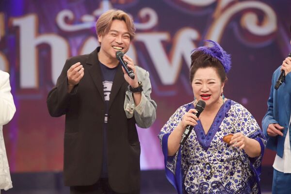 ▲卡古(左)送雞蛋糕到棚內給白冰冰。（圖／民視提供）