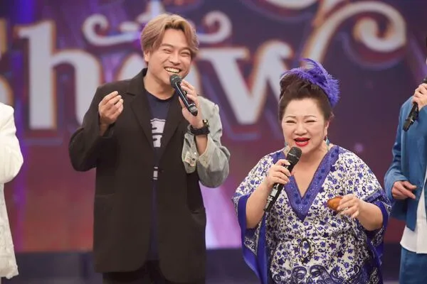 ▲卡古(左)送雞蛋糕到棚內給白冰冰。（圖／民視提供）