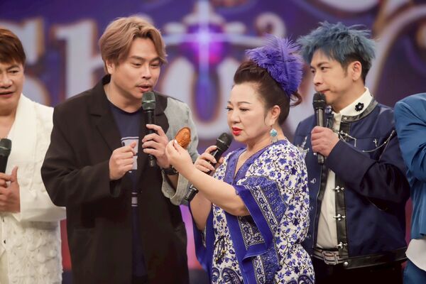 ▲卡古(左)送雞蛋糕到棚內給白冰冰。（圖／民視提供）