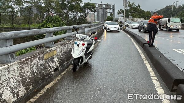 ▲3轎車誤闖北山大橋機車道。（圖／記者邱中岳翻攝）