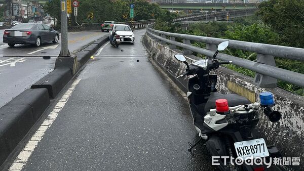▲3轎車誤闖北山大橋機車道。（圖／記者邱中岳翻攝）