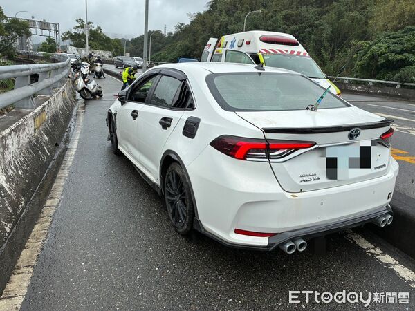 ▲3轎車誤闖北山大橋機車道。（圖／記者邱中岳翻攝）