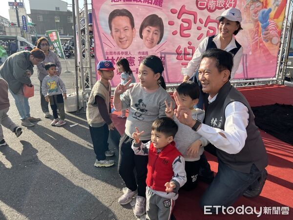 ▲林俊憲聖誕假期走訪鴨母寮市場掃街拜票，與攤商、市民互動熱絡。（記者林東良翻攝，下同）