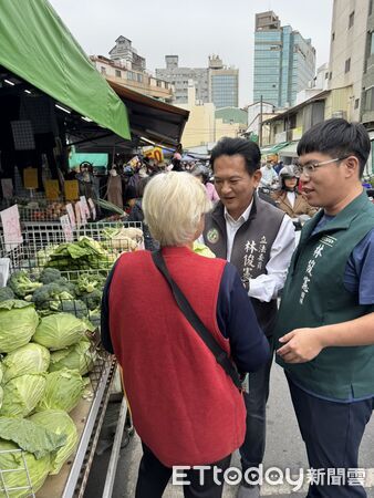 ▲林俊憲聖誕假期走訪鴨母寮市場掃街拜票，與攤商、市民互動熱絡。（記者林東良翻攝，下同）
