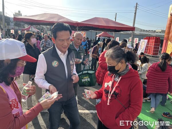 ▲林俊憲聖誕假期走訪鴨母寮市場掃街拜票，與攤商、市民互動熱絡。（記者林東良翻攝，下同）