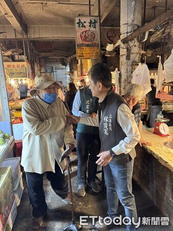 ▲林俊憲聖誕假期走訪鴨母寮市場掃街拜票，與攤商、市民互動熱絡。（記者林東良翻攝，下同）