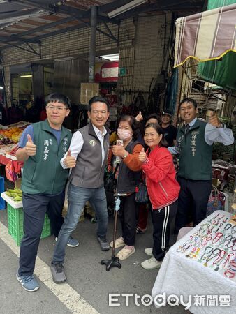 ▲林俊憲聖誕假期走訪鴨母寮市場掃街拜票，與攤商、市民互動熱絡。（記者林東良翻攝，下同）