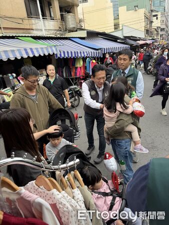 ▲林俊憲聖誕假期走訪鴨母寮市場掃街拜票，與攤商、市民互動熱絡。（記者林東良翻攝，下同）