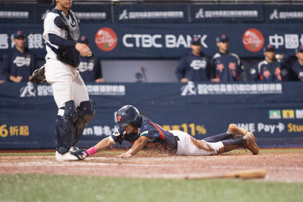 ▲場地濕滑照拚！平鎮、九州高張力對決　雨中鏖戰7局2比2握手言和。（圖／大會提供）