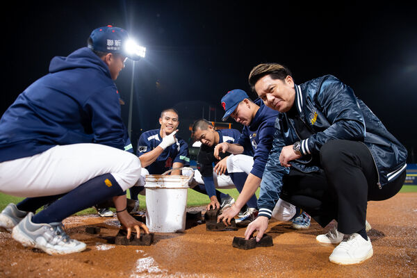 ▲場地濕滑照拚！平鎮、九州高張力對決　雨中鏖戰7局2比2握手言和。（圖／大會提供）