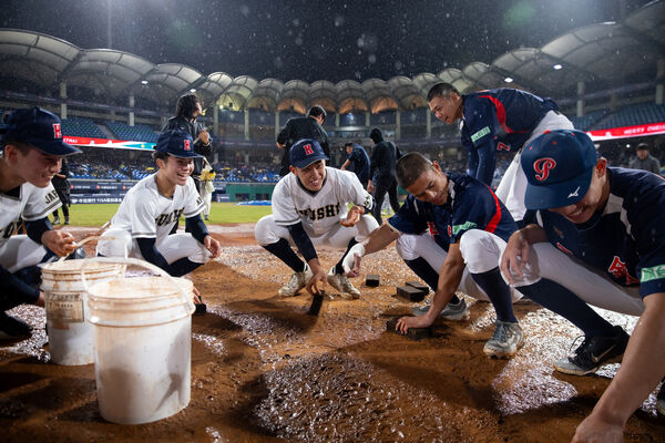 ▲場地濕滑照拚！平鎮、九州高張力對決　雨中鏖戰7局2比2握手言和。（圖／大會提供）