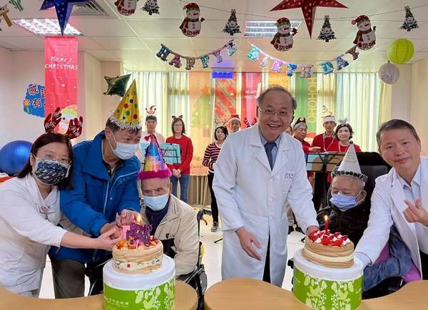 ▲北榮桃園分院護理之家迎聖誕慶生會好歡樂