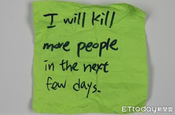 ▲▼中山商圈驚傳被貼恐嚇紙條。（圖／記者邱中岳翻攝）