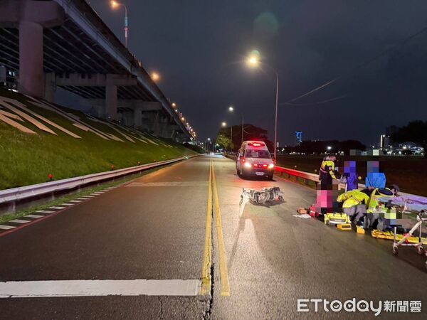 ▲三重疏洪五路機車自撞，女乘客臉部重創命危。（圖／記者陸運陞翻攝）