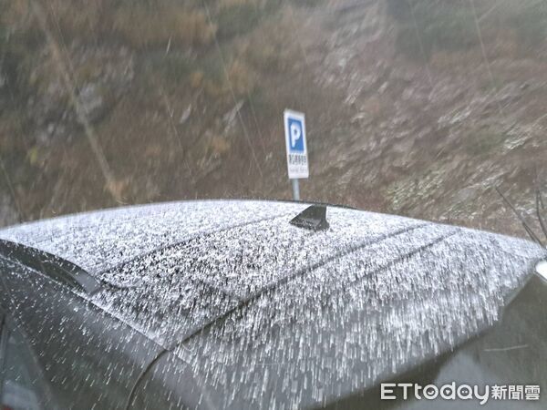 ▲▼快訊／合歡山下冰雹了！武嶺今早1.3度一片白茫茫。（圖／記者高堂堯攝）