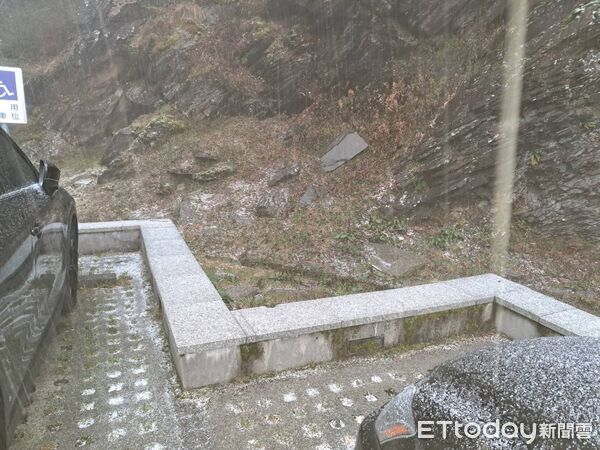 ▲▼快訊／合歡山下冰雹了！武嶺今早1.3度一片白茫茫。（圖／記者高堂堯攝）