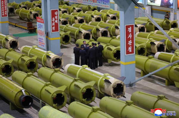 ▲▼北韓領導人金正恩近期在東岸城市咸興巡視多家飛彈與軍工企業。（圖／取自朝中社）