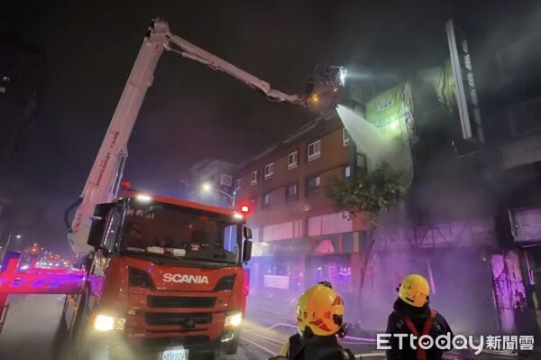 ▲▼高雄市三多三路商圈的一家房仲公司，今天凌晨發生火警。（圖／記者吳世龍翻攝）