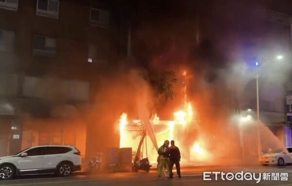 ▲▼高雄市三多三路商圈的一家房仲公司，今天凌晨發生火警。（圖／記者吳世龍翻攝）