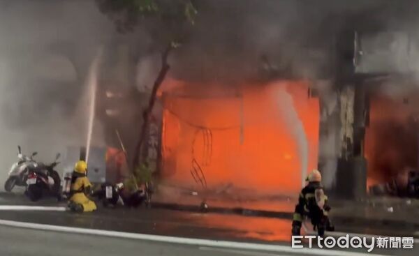 ▲▼高雄市三多三路商圈的一家房仲公司，今天凌晨發生火警。（圖／記者吳世龍翻攝）