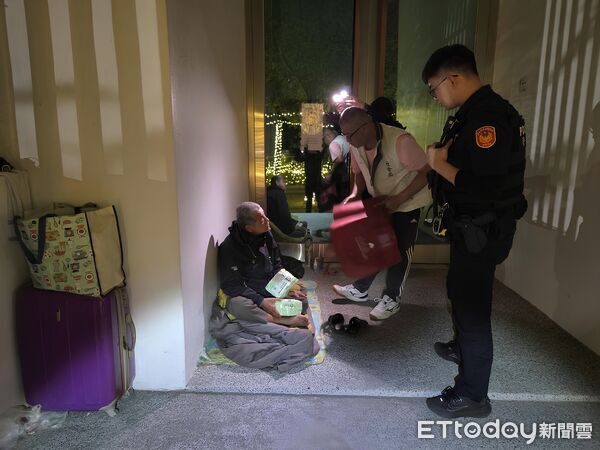 ▲台南市社會局於深夜啟動全市街友大普查，結合警政與民間團體深入街頭，關懷街友夜間安全與生活需求。（圖／記者林東良翻攝，下同）
