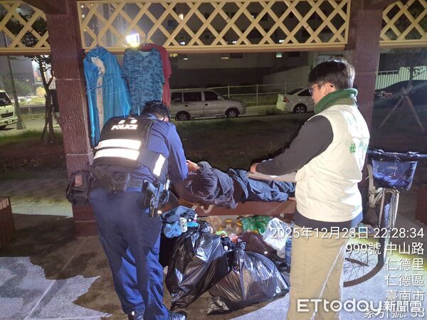 ▲台南市社會局於深夜啟動全市街友大普查，結合警政與民間團體深入街頭，關懷街友夜間安全與生活需求。（圖／記者林東良翻攝，下同）