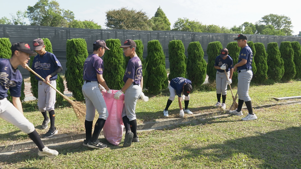 ▲▼頂新和德文教基金會,永靖國中棒球隊在地回饋家鄉,前進四芳社區進行環境清掃。（圖／記者姜國輝攝）