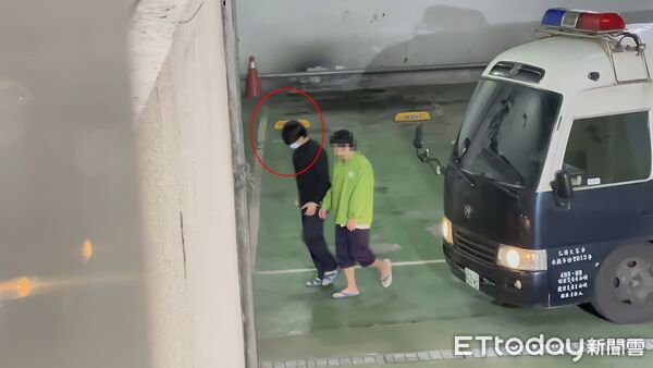 ▲▼             「小英男孩」鄭亦麟收賄198萬遭起訴，今(26日)與東煒建設創辦人陳健盛、陳冠滔父子移審北院。（圖／記者劉昌松攝，下同）