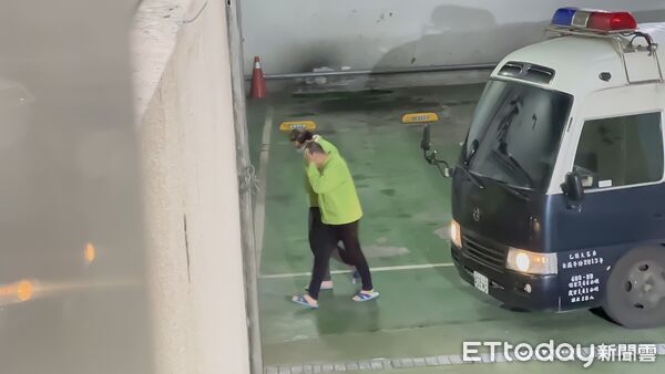 ▲▼             「小英男孩」鄭亦麟收賄198萬遭起訴，今(26日)與東煒建設創辦人陳健盛、陳冠滔父子移審北院。（圖／記者劉昌松攝，下同）