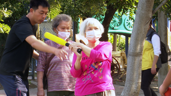 ▲▼頂新和德文教基金會,永靖國中棒球隊在地回饋家鄉,與長輩進行互動式棒球活動。（圖／記者姜國輝攝）