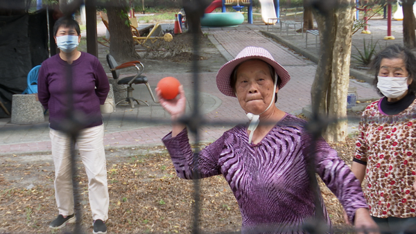 ▲▼頂新和德文教基金會,永靖國中棒球隊在地回饋家鄉,與長輩進行互動式棒球活動。（圖／記者姜國輝攝）