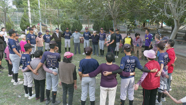 ▲▼頂新和德文教基金會,永靖國中棒球隊在地回饋家鄉,與長輩進行互動式棒球活動。（圖／記者姜國輝攝）