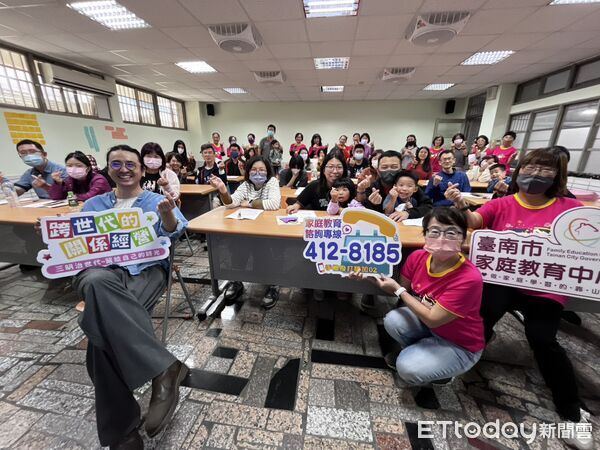 ▲台南市家庭教育中心推動代間教育，透過共學與手作活動，拉近祖孫距離，深化家庭情感連結。（圖／記者林東良翻攝，下同）