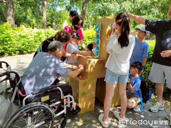 ▲台南市家庭教育中心推動代間教育，透過共學與手作活動，拉近祖孫距離，深化家庭情感連結。（圖／記者林東良翻攝，下同）