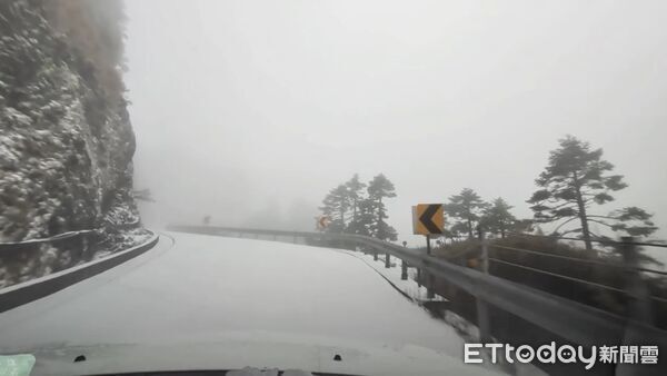 ▲合歡山下雪，水晶宮積雪厚度有5公分。（圖／記者李陳信得翻攝）