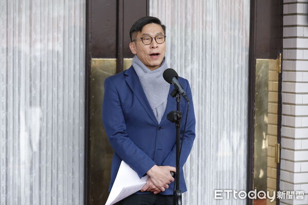 ▲▼民進黨立委鍾佳濱、吳思瑤於大院議場前接受媒體聯訪。（圖／記者湯興漢攝）