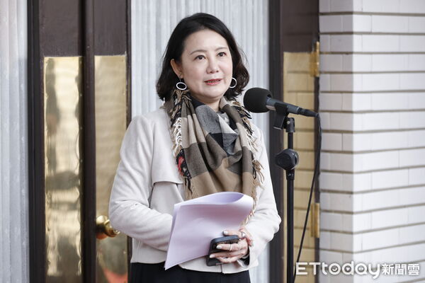 ▲▼民進黨立委鍾佳濱、吳思瑤於大院議場前接受媒體聯訪。（圖／記者湯興漢攝）