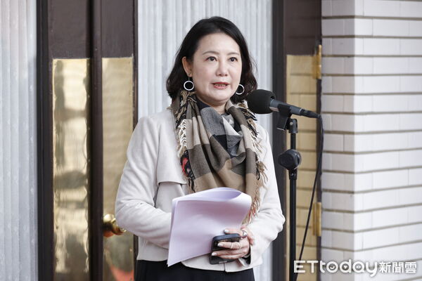 ▲▼民進黨立委鍾佳濱、吳思瑤於大院議場前接受媒體聯訪。（圖／記者湯興漢攝）