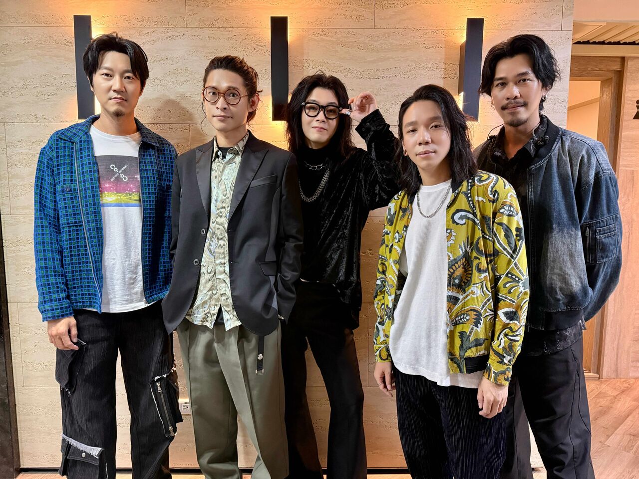 ▲▼ 宇宙人、Tizzy Bac、告五人、麋先生齊聚彰基致敬第一線白衣天使。（圖／相信音樂提供）