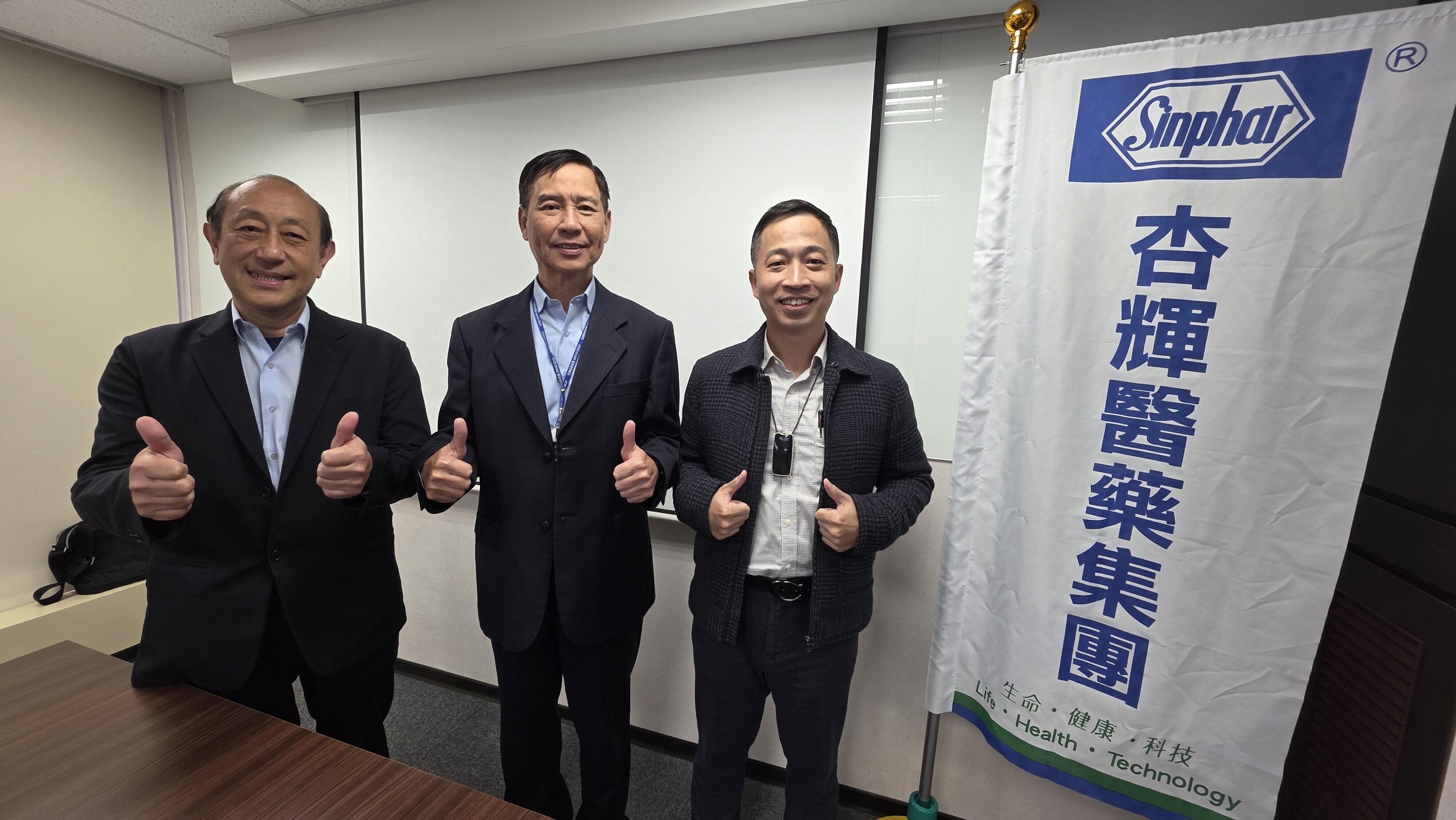 ▲▼杏輝總經理白友烺（中）、財務長陳至孝（右）、杏國總經理王惠弘（左）。（圖／杏輝提供）