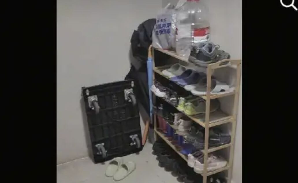 ▲鄰居將鞋櫃擺放在社區公共空間經勸阻無效，男子請出爺爺遺照反制。（圖／翻攝微博）