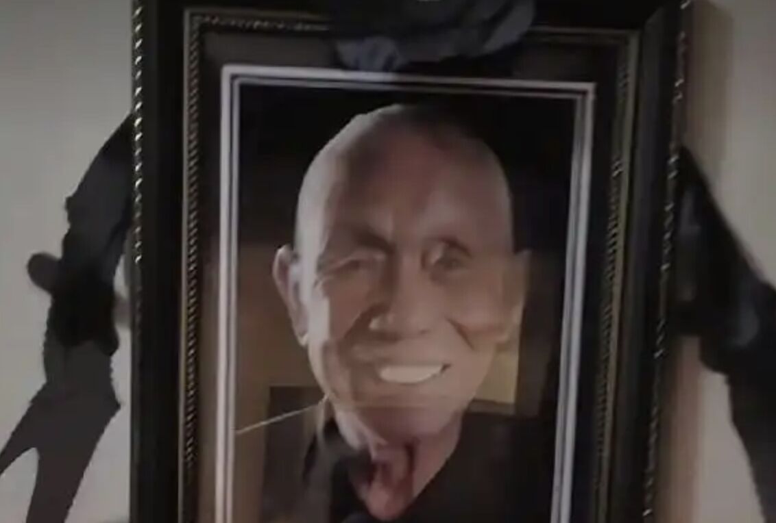 ▲鄰居將鞋櫃擺放在社區公共空間經勸阻無效，男子請出爺爺遺照反制。（圖／翻攝微博）