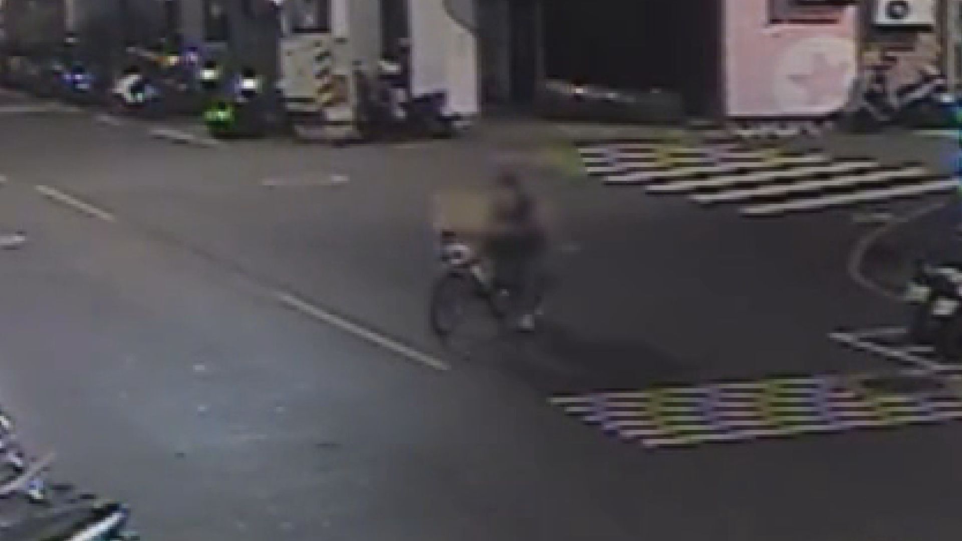 ▲ 新莊一名撿拾資源回收的婦人，23日晚間疑似竊取民眾財物 。（圖／記者陸運陞翻攝）