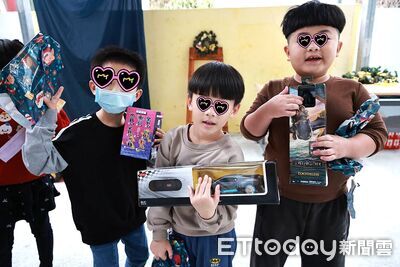 光復災後暖意濃!門諾聖誕老公公走進幼兒園 送暖幼童